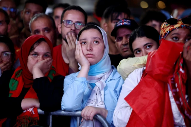 Hinchas en Casablanca mirando el partido de Francia vs. Marruecos