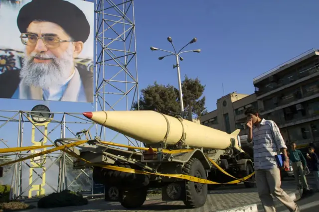 صاروخ إيراني من طراز شهاب-2 معروض في طهران تحت صورة علي خامنئي.