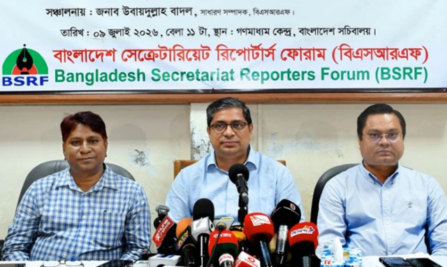 সংবাদ সম্মেলনে স্থানীয় সরকার, পল্লী উন্নয়ন ও সমবায় প্রতিমন্ত্রী মীর শাহে আলম (মাঝে)