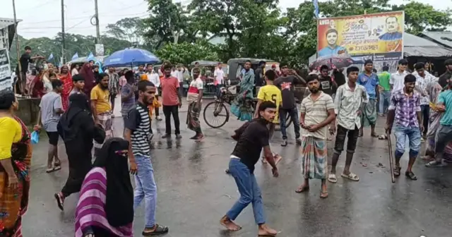 হামলাকারীদের মাঝে অনেক নারীও ছিলেন বলে জানিয়েছে পুলিশ