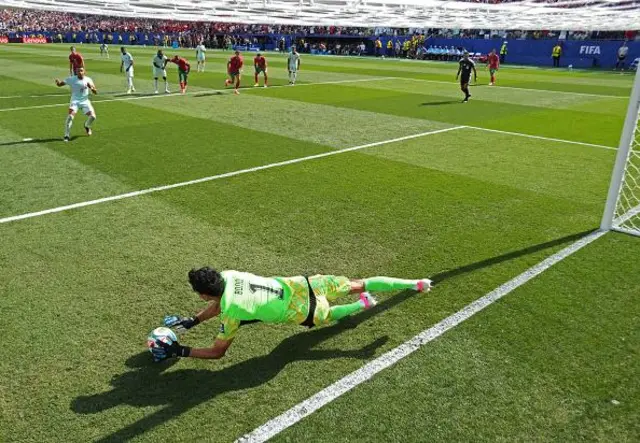 Yassine Bounou, el portero número 1 de Marruecos, detiene un penalti de Kylian Mbappé