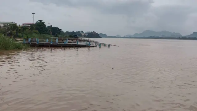 တောင်တန်းနောက်ခံနဲ့ မြစ်တစ်စင်းရေတက်နေတဲ့အခြေအနေမြင်ကွင်း