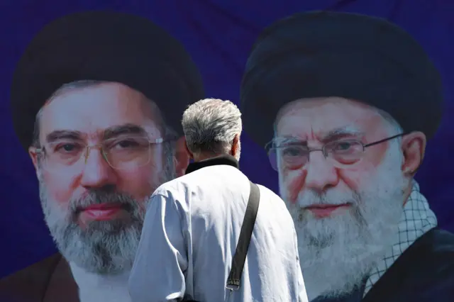 صورة تجمع علي خامنئي ونجله مجتبى في طهران، مع نهاية حكم رجل أمسك بخيوط السلطة لعقود، وبداية مرحلة يصعب التنبؤ بمسارها.