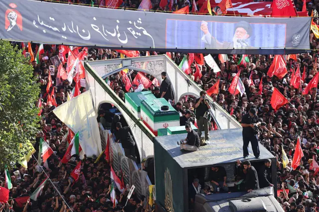 حشود غفيرة تودع خامنئي