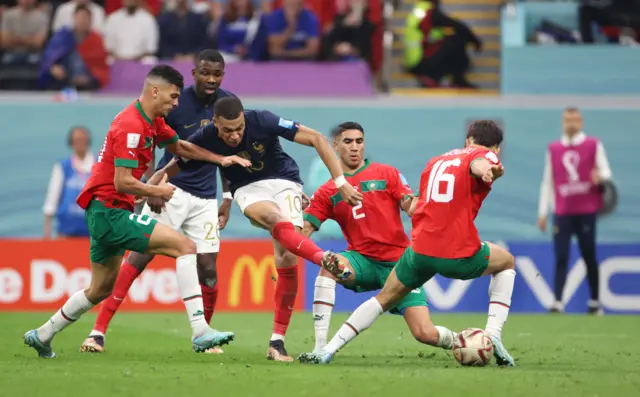 Mbappé remata entre varios marroquíes en la semifinal del Mundial Qatar 2022