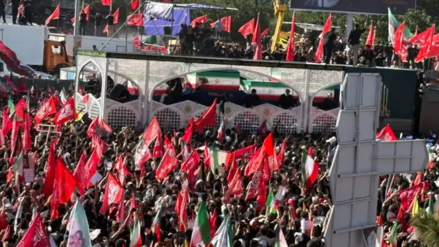 خودروی حامل تابوت علی خامنه‌ای در مسیر تشییع در مشهد