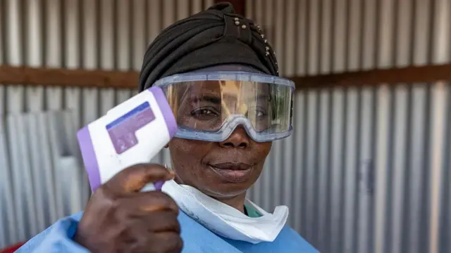 Umuganga afise igipimo ca Ebola