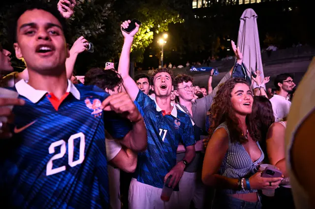 Hinchas franceses celebran en París