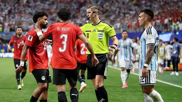 Umuhagarikizi Francois Letexier mu rukino rwa Egypt v Argentina