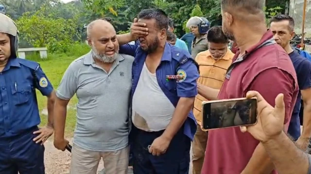 হামলায় আহত হয়েছেন একাধিক পুলিশ সদস্য