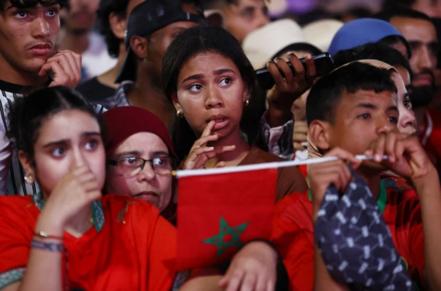 Hinchas en Casablanca mirando el partido de Francia vs. Marruecos
