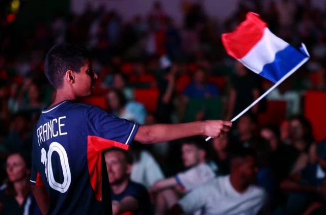 Hinchas franceses celebran en París