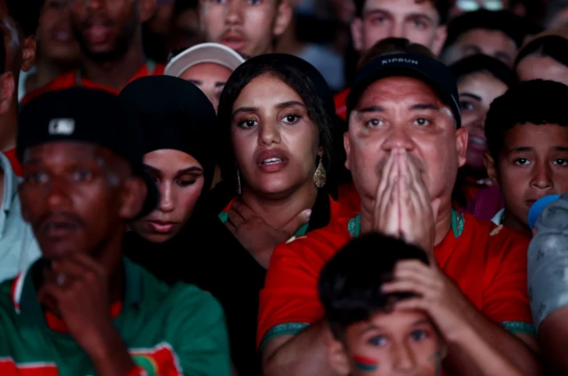 Hinchas mirando el partido en Casablanca
