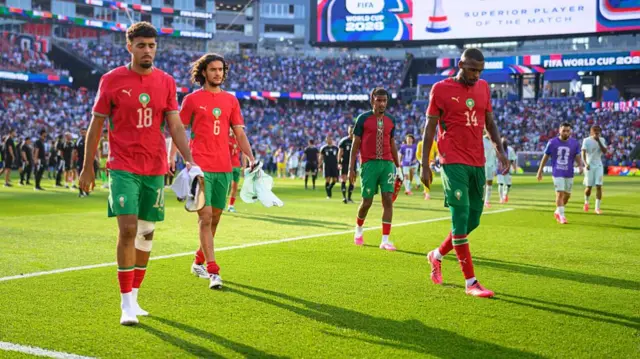 Jugadores de Marruecos al marcharse del campo