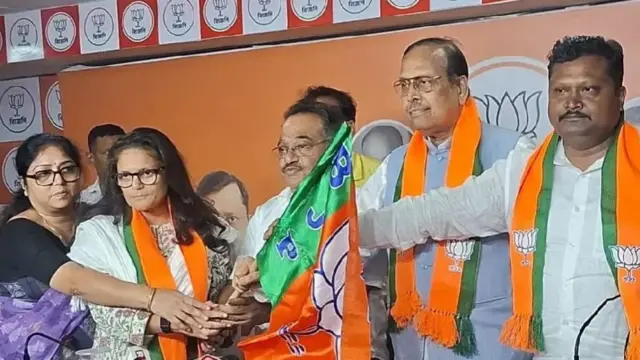 भाजपा दफ्तर में प्रदेश अध्यक्ष शमीक भट्टाचार्य की मौजूदगी में पार्टी में शामिल हुए तीनों पूर्व सांसद