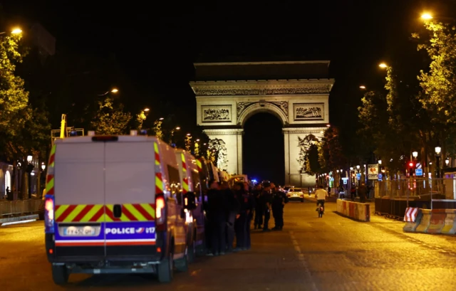 Policías vigilan cerca del Arco del Triunfo