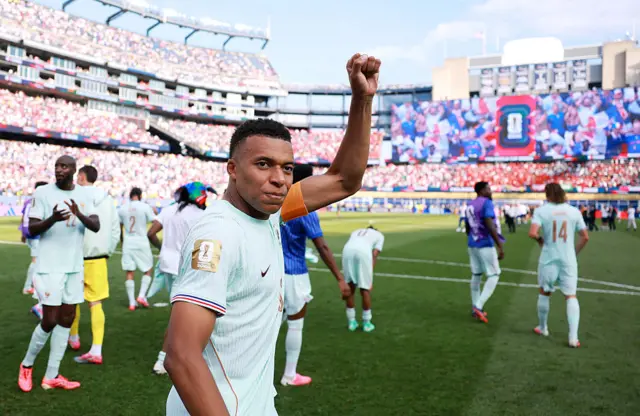 Kylian Mbappé saluda luego de la victoria