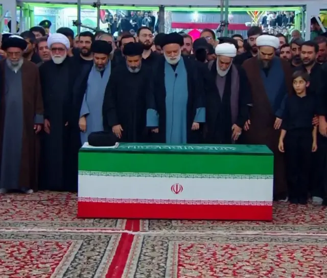 اقامه نماز میت علی خامنه‌ای