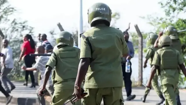 Abapolisi bariko batambuka mw'ibarabara muri Tanzania (ifoto mbarankuru yo mu bubiko)