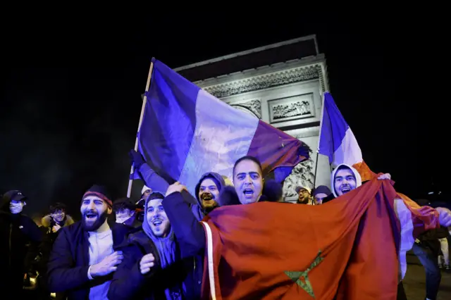 جماهير فرنسا والمغرب في باريس