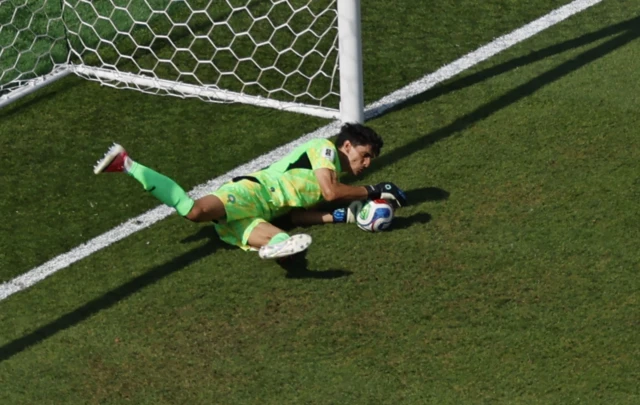 El portero detiene el penalti