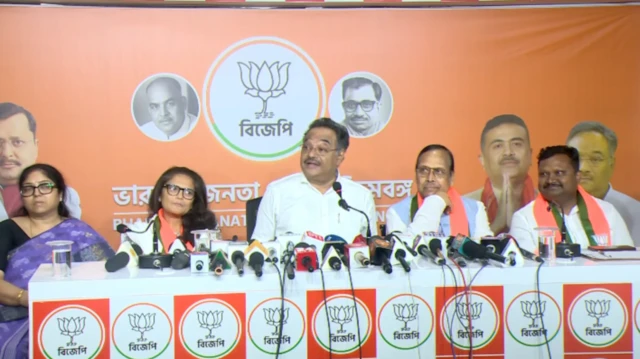 সল্টলেকে দলীয় কার্যালয়ে সাংবাদিক সম্মেলনে নবাগতদের স্বাগত জানালেন শমীক ভট্টাচার্য