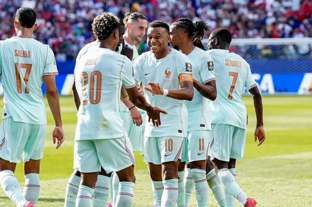 Mbappé festejando con sus compañeros