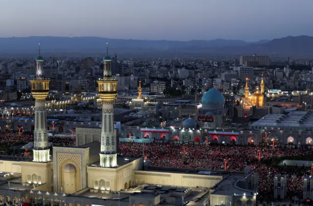 مشيعون يتجمعون قرب مرقد الإمام الرضا في ختام مراسم التشييع الحاشدة في مشهد