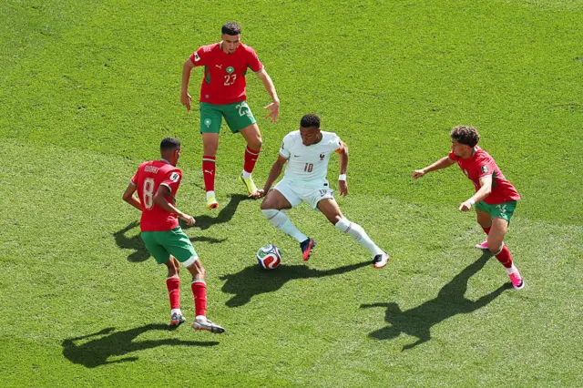 Mbappé rodeado por jugadores de Marruecos