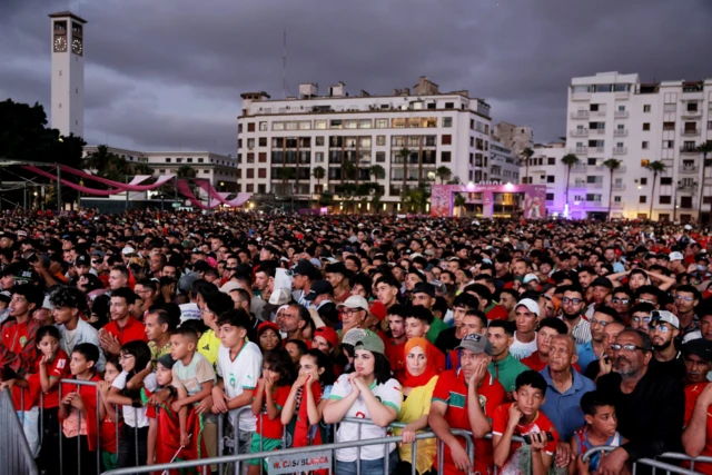 Hinchas mirando el partido en Casablanca