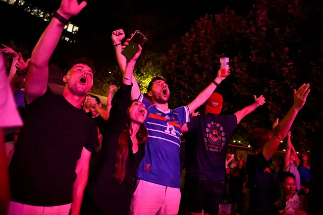Hinchas franceses celebran en París