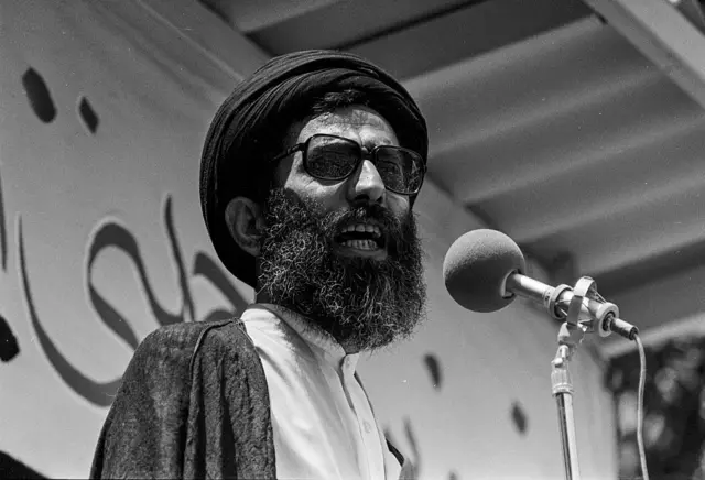 صورة بالأبيض والأسود لعلي خامنئي أثناء إلقائه كلمة في مسجد