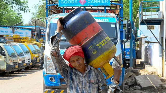 कॉमर्शियल एलपीजी सिलेंडर