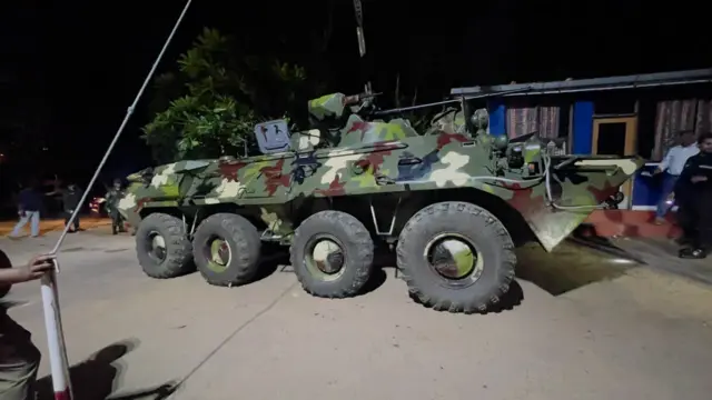 යුද්ධ හමුදාවට අයත් රථ බන්ධනාගාරය අසල නතර කර ඇති ආකාරය
