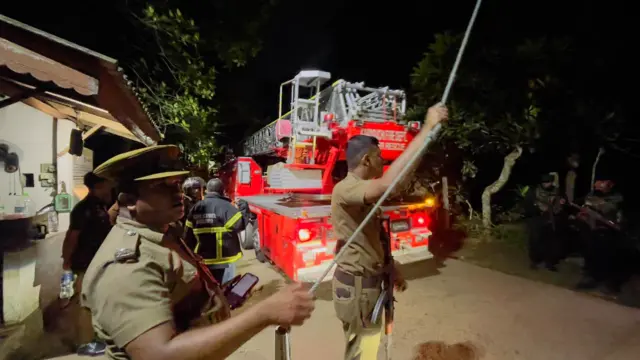 ගිනි නිවන රථ බන්ධනාගාර පරිශ්‍රය දෙසට ගමන් කරන අයුරු