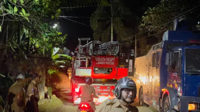 ගිනි නිවන රථ බන්ධනාගාර පරිශ්‍රය දෙසට ගමන් කරන අයුරු