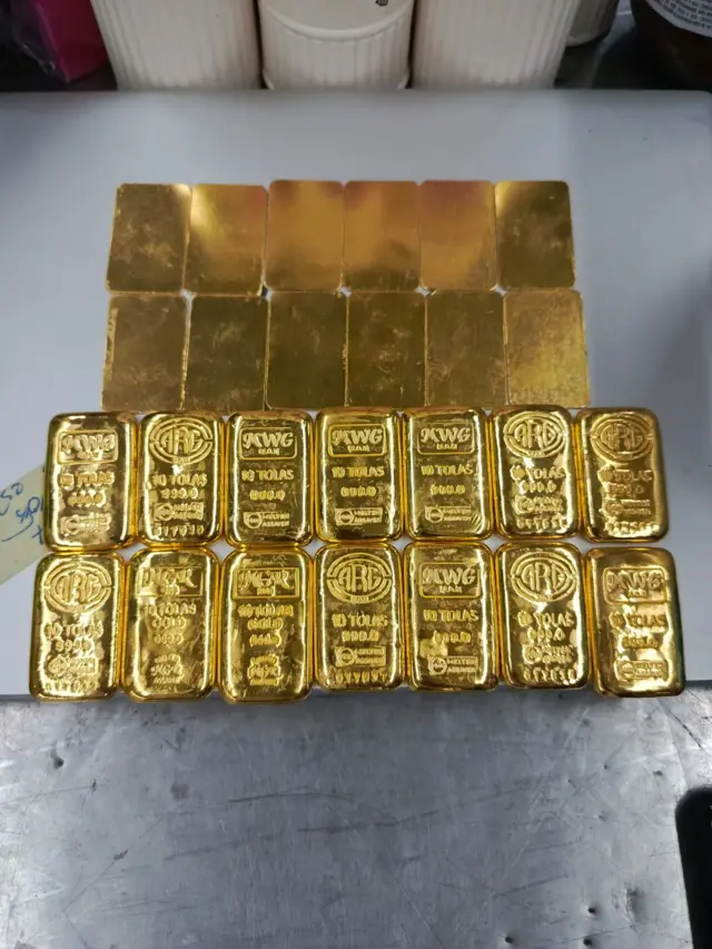 উদ্ধারকৃত স্বর্ণের বার