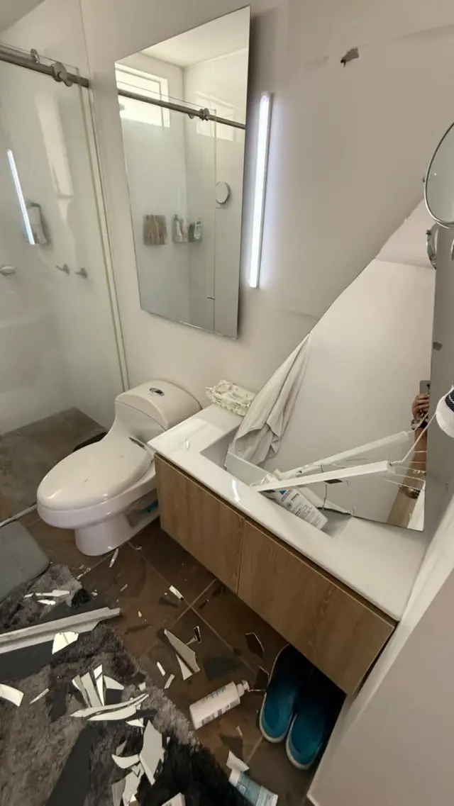 El baño del apartemento de Molina visiblemente afectado luego del terremoto.