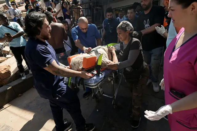 Una mujer es trasladada en camilla tras ser rescatada de un edificio derrumbado a causa del terremoto en Cali.