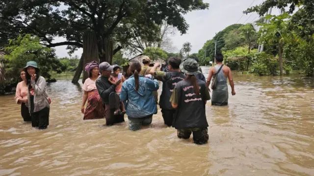 ရွှေဘိုမြို့နယ်ထဲ ရေကြီးနေတဲ့အခြေအနေ