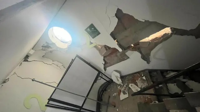 Edificio con daño estructural en Manizales