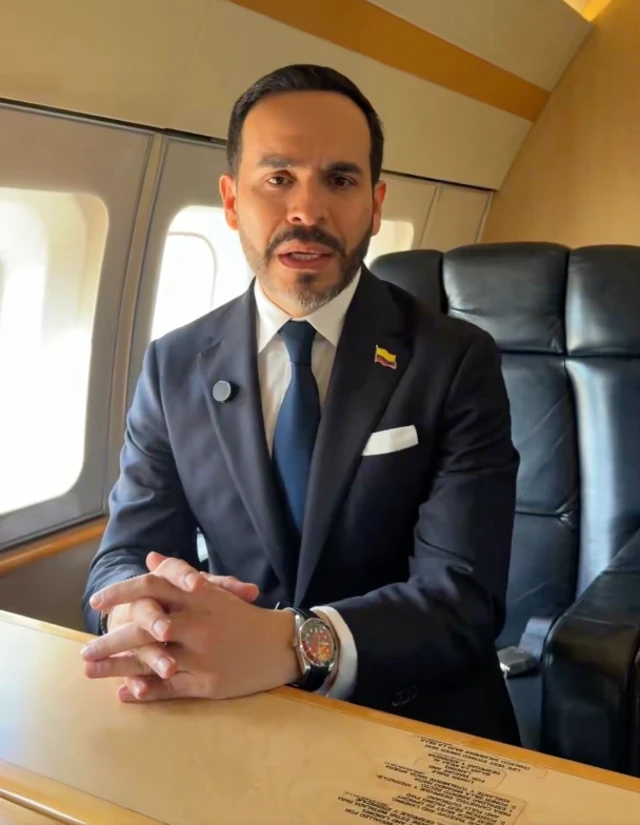 El presidente de Colombia envió su mensaje al país desde el avión rumbo a Bogotá.