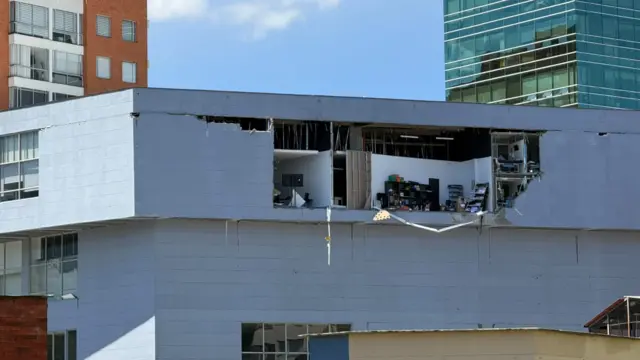 Edificación visiblemente afectada en frente del apartamento del periodista