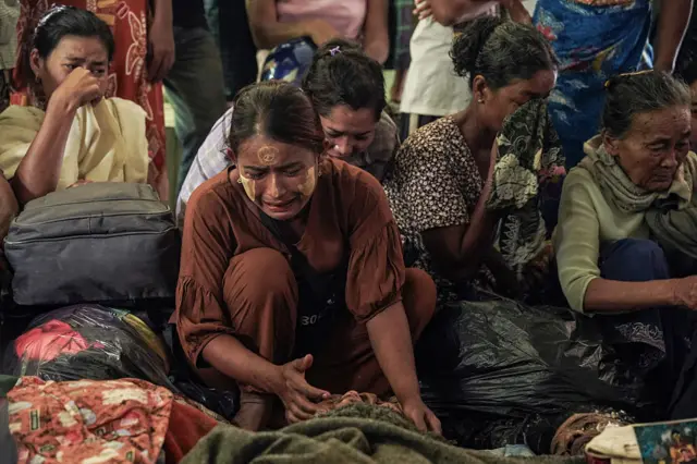 ရခိုင်မှာ လေကြောင်းတိုက်ခိုက်ခံရပြီးနောက်မြင်ကွင်း ( ပုံဟောင်း)