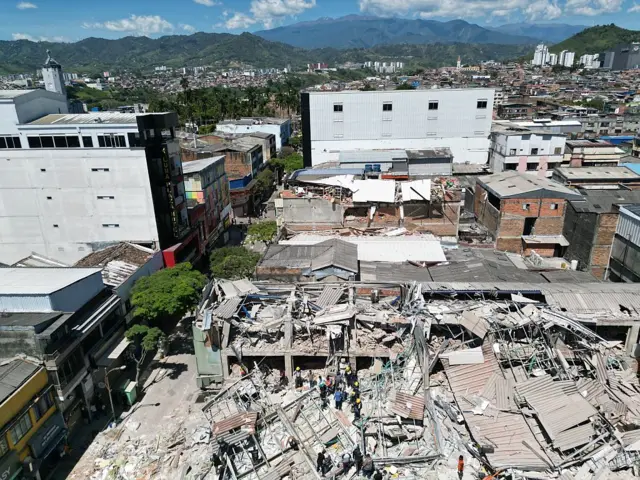 Vista aérea de Pereira, donde se ve en primer plano muchos edificios completamente destrozados y otros al lado en pie.