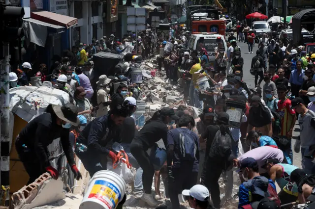 Equipos de rescate retiran escombros mientras buscan supervivientes en el lugar de un edificio colapsado tras un terremoto, en Pereira, Colombia, el 11 de agosto de 2026.