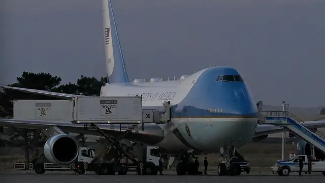 အန်ကာရာကနေ ထွက်ခွာမယ့် Air Force One လေယာဥ်အဟောင်းဘေးမှာ အစားအသောက်တင်တဲ့ကားတွေ ရပ်ထားတာကို တွေ့ရပါတယ်။