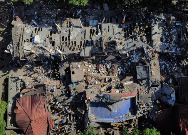 Una imagen tomada desde un dron muestra el lugar donde se encuentra un edificio dañado tras un terremoto, en Cali (Colombia), el 11 de agosto de 2026. REUTERS/Raquel Cunha