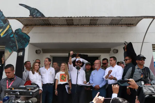 De la Espriella y otros funcionarios en Manizales.