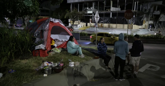 Gente acampa en la calle.